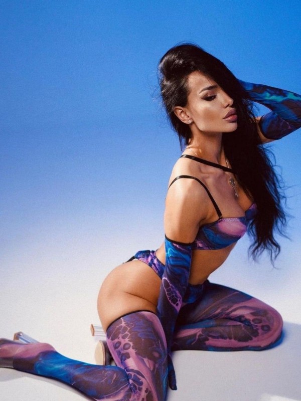 Асечка привлекательная девушка из Зея цена от 9000 руб