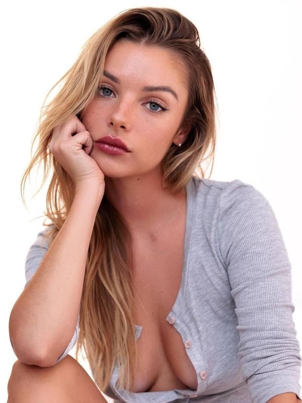 Оля привлекательная девушка из Зея цена от 6000 руб